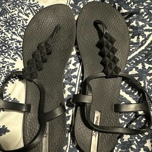 Plastic women’s sandals with geometric design